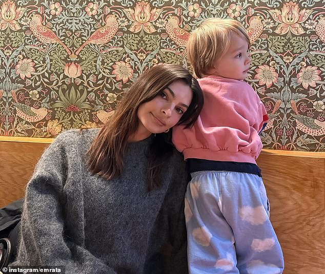Бывшую актрису Nickelodeon видели наслаждающейся скромной прогулкой с Сильвестром в ресторане. Малыша можно было увидеть стоящим на деревянной будке рядом с матерью.