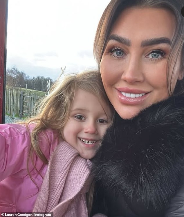 38-летняя звезда TOWIE рассказала, что у ее трехлетней дочери диагностировали тонзиллит, и накануне она прошла лечение в больнице.