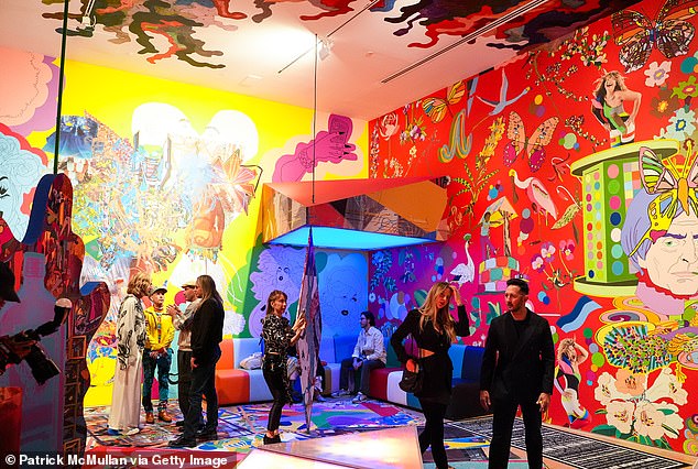 Он был одной из немногих звезд, приглашенных на арт-ярмарку Art Basel в Майами-Бич в 2024 году, чтобы впервые взглянуть на новейшие современные произведения искусства.