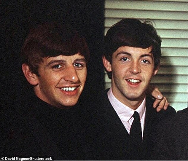 На фото старые друзья и коллеги по группе Ринго и Пол, 1963 год.