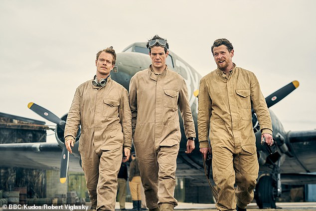 Драма от создателя «Острых козырьков» Стивена Найта, 65 лет, расскажет о мятежном Пэдди Мейне (Джек О'Коннелл справа), который берет под свой контроль SAS и пытается доказать, что полк по-прежнему важен для войны после того, как бывший лидер Дэвид Стирлинг (Коннор центр) захвачен
