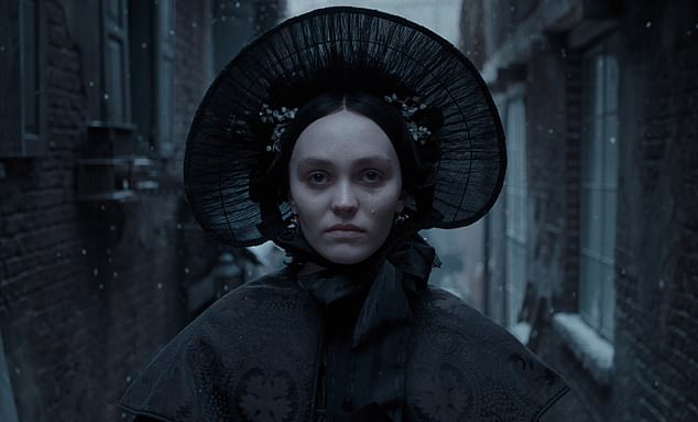 Эггерс, режиссер таких жутких исторических фильмов, как «Ведьма» и «Маяк», вернулся с «Носферату» — захватывающим ремейком немой классики 1922 года, основанной на романе Брэма Стокера «Дракула».