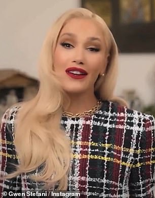 55-летняя звезда No Doubt ошеломила своим мини-платьем и продемонстрировала гладкое лицо без линий, лирически рассказывая о приложении Hallow во время празднования подготовки к Рождеству.