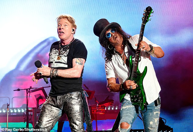 Знаменитая рок-группа Guns N' Roses, как сообщается, изо всех сил пыталась продать билеты на свой тур по Великобритании - после того, как они выступили хедлайнером прошлогоднего фестиваля в Гластонбери.