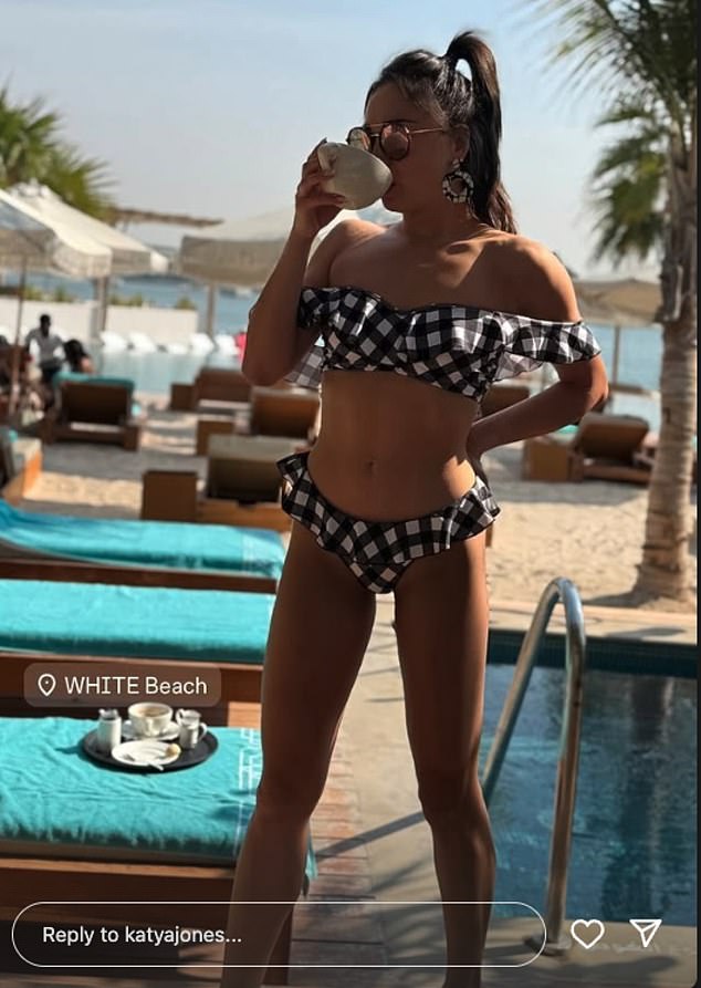 Строгая звезда Катя Джонс, 35 лет, выставила напоказ свою потрясающую фигуру, загорая на солнце во время роскошного отдыха в Дубае в четверг после финала шоу на прошлой неделе.