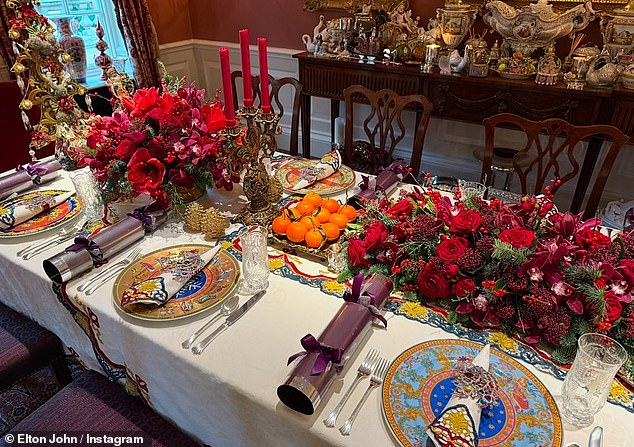 Рождественский декор певицы был типично причудливым: столы ломились от цветной посуды.