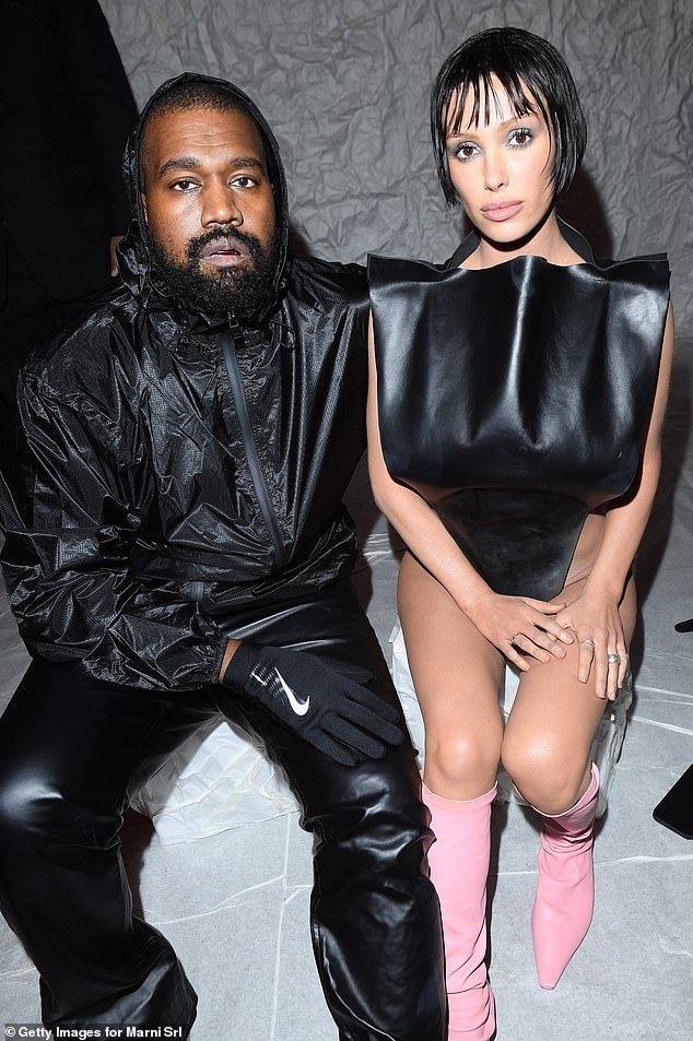 Канье женился на архитекторе Yeezy Бьянке в январе 2023 года, что было сочтено незаконной свадьбой, поскольку оказалось, что они не подали свидетельство о браке; (Запад, Цензори, февраль 2024 г.)