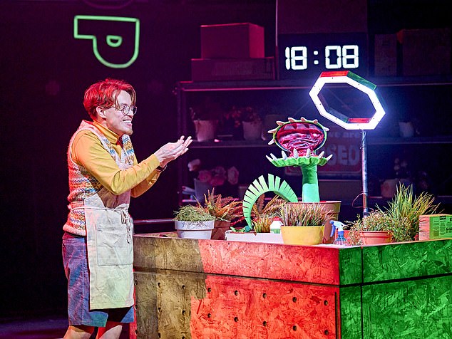 Мануэль Харлан во время сцены из «Магазинчика ужасов» в театре «Горнило».