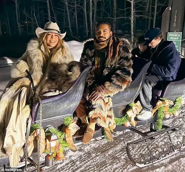 За спиной Jenny From The Block стоял один из ее музыкальных продюсеров, носивший лоферы Gucci.