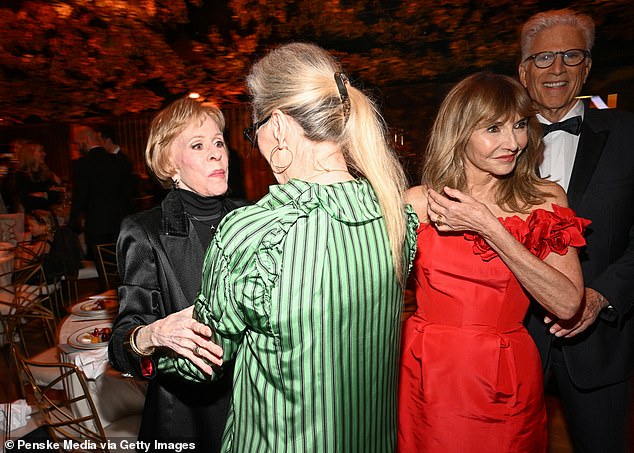 Тем временем Тед поздравил Виолу при принятии награды, назвав ее «потрясающей актрисой» (LR Кэрол Бернетт, Мерил, Мэри и Тед).