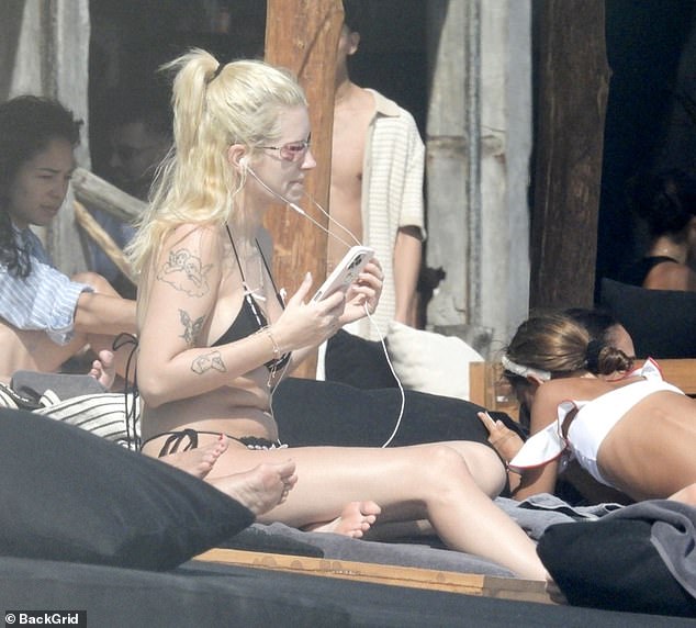 Лотти слушала музыку, загорая.