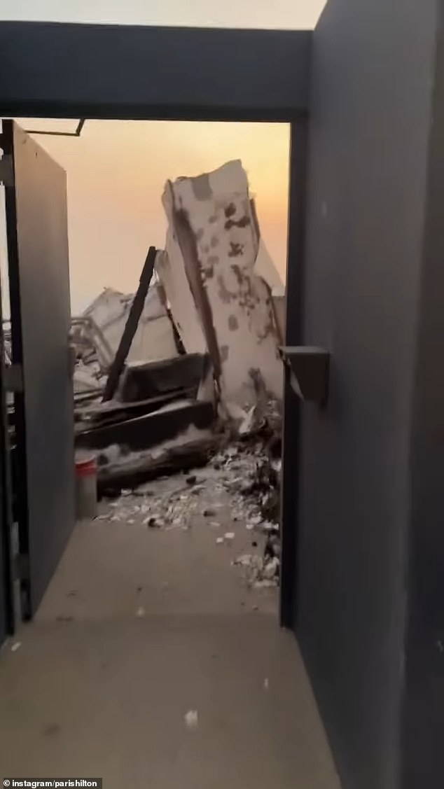 В четверг Хилтон поделилась душераздирающим видео на своей странице в Instagram, когда она осмотрела то, что осталось от собственности, и откровенно рассказала, что осталась в «полном шоке».