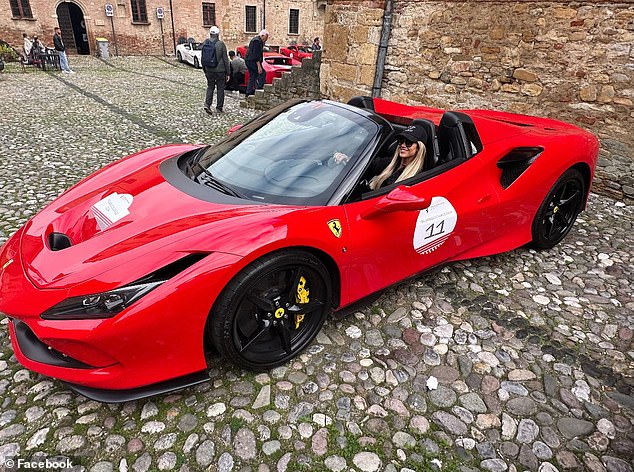 Кристина поделилась своей фотографией в Ferrari в Европе, но не поделилась фотографиями со своим новым мужчиной из роскошного путешествия.