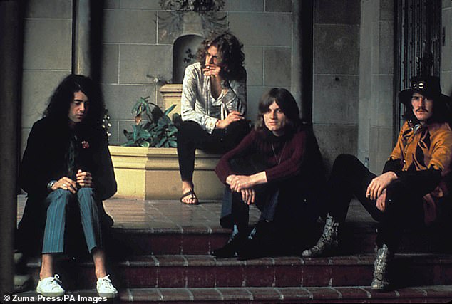 Led Zeppelin также входят в число музыкальных легенд, живших в Шато Мармон; на фото в 1969 году слева направо: Джимми Пейдж, Роберт Плант, Джон Пол Джонс и Джон Бонэм из Led Zeppelin.