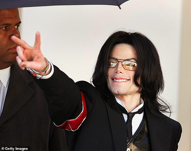 MJ столкнулся с судебным процессом в Санта -Мария, штат Калифорния, в 2005 году в связи с заявлениями о сексуальном насилии над детьми, о которых он был оправдан