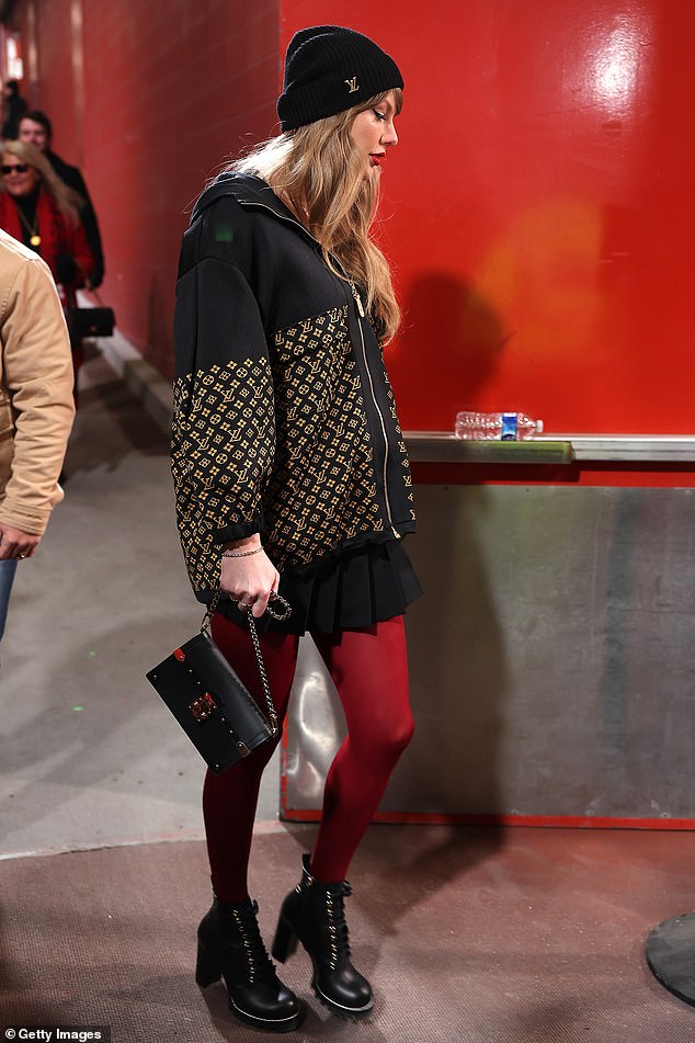 Хитмейкер согрелся в черно -золотой монограмме Louis Vuitton Monogram Jacquard Kink, в розницу за 5000 долларов США.