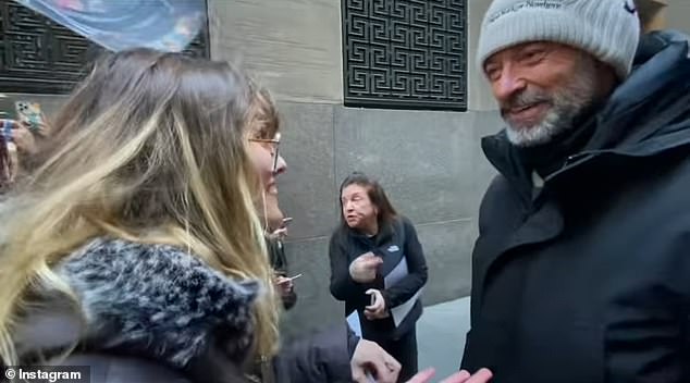 «После пения, танцующих часами и даже прыгающего веревку, он нашел время, чтобы приветствовать своих поклонников на улице в морозном нью -йоркском холоде!» Биркхед продолжил