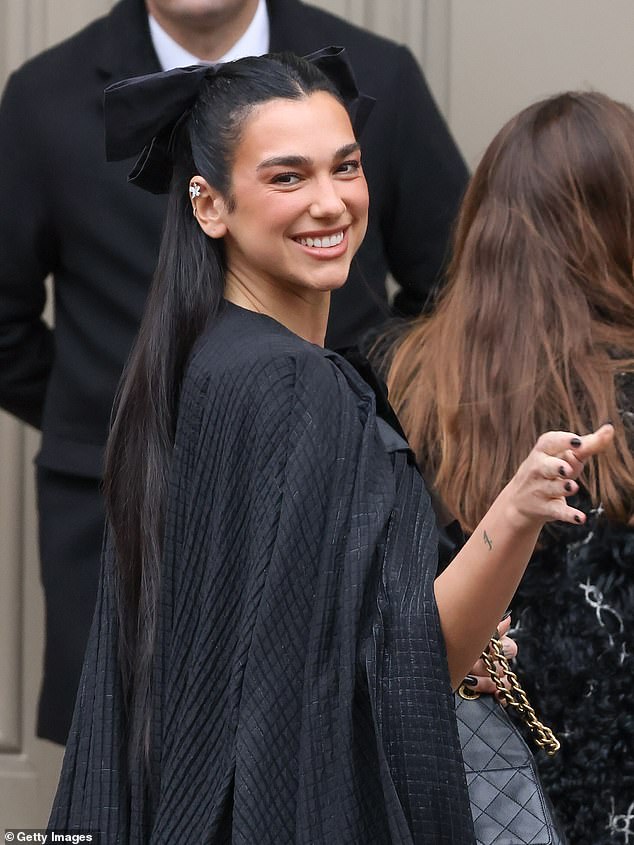 Dua также аксессуаров с черной стеганой сумочкой шнурки Chanel
