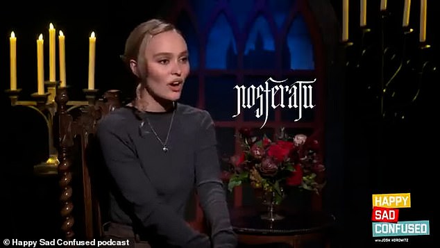 Говоря о своих родителях, Джонни Депп и Ванессе Парадис, она сказала: «Я счастлив быть их дочерью и наблюдать, как они занимаются своей карьерой»