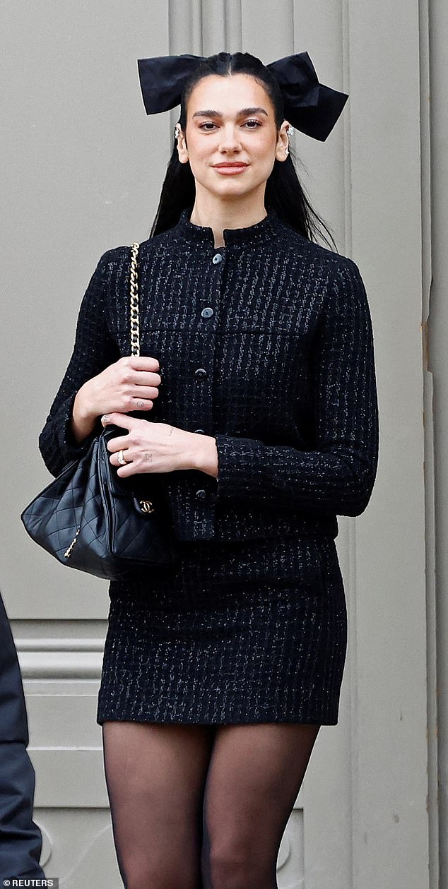 Вместо этого она превратилась в адаптированную куртку из твида Chanel и координат юбки A-line