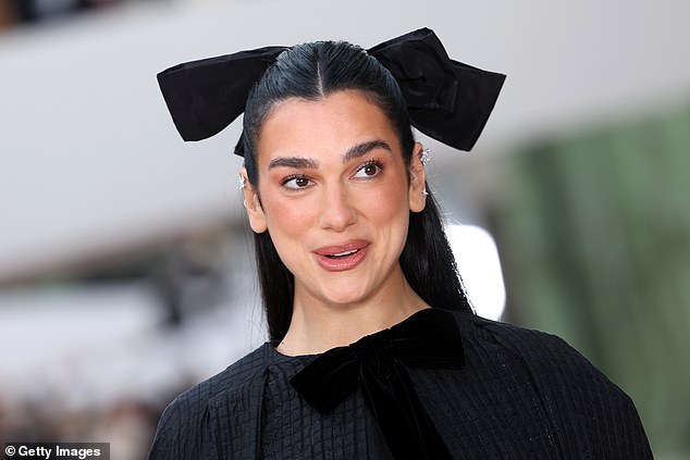 Дуа держала ее макияж к минимуму и добавил тонкий обнаженный розовый цвет губ