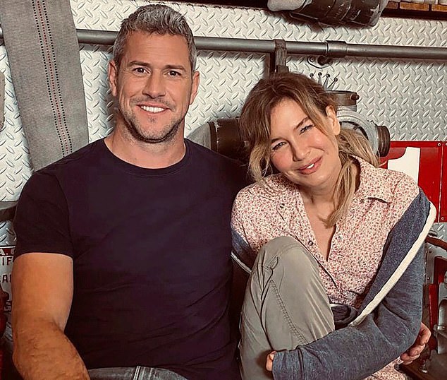 Анстед и Зеллвегер познакомились во время съемок эпизода его сериала Celebrity IOU Joyride в апреле 2021 года.