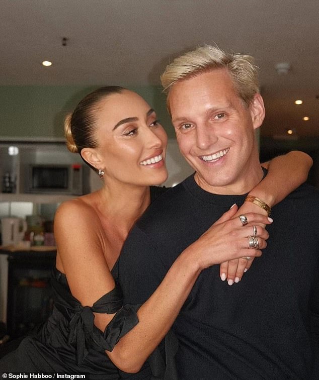 Звезды сериала Made In Chelsea связали себя узами брака в апреле 2023 года во время первой церемонии в Лондоне и второй - в Испании тремя неделями позже.