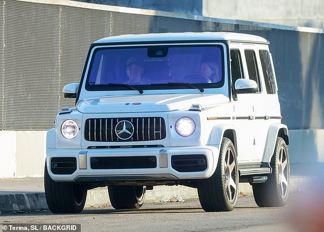На фотографиях, полученных , Джессика была замечена за рулем их Mercedes-AMG G-Class стоимостью 368 000 долларов, когда пара вел горячий разговор.