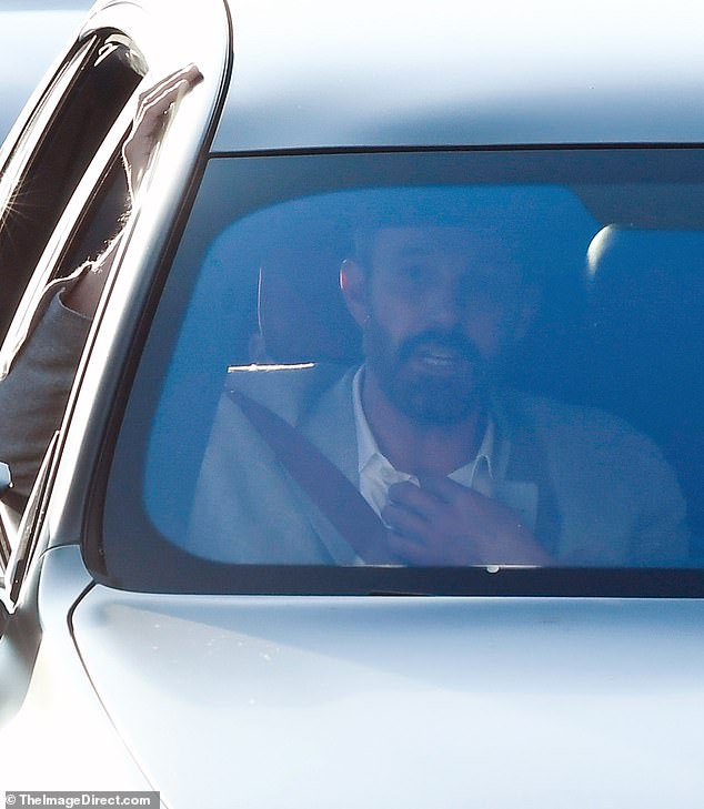 Актер Бэтмена выглядел нервным, пока подросток управлял его роскошным автомобилем. В какой-то момент он схватился одной рукой за оконную раму, а другую положил на грудь.