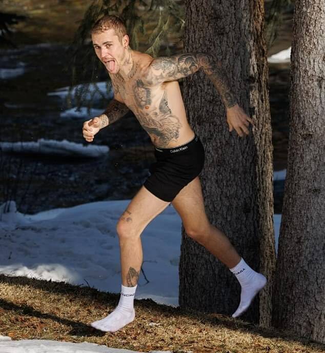 Джастин Бибер теперь моделировал пару черного нижнего белья Calvin Klein, находясь в заснеженном Аспене. Поп-певца видели выбегающим из холодной реки, поскольку на нем не было ничего, кроме трусов и белых носков Balenciaga.