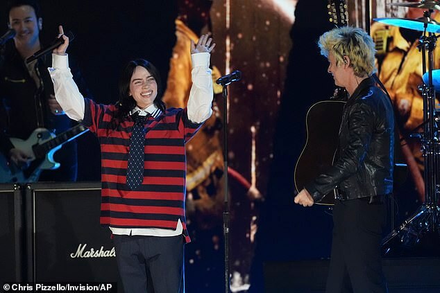 Green Day открыли концерт FireAid вместе с Билли Айлиш, исполнив песню Last Night On Earth.