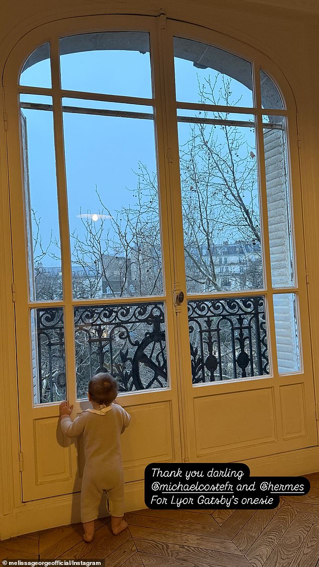 48-летняя австралийская актриса во вторник поделилась в Instagram Stories фотографией своей малышки, на которой изображен детский подарочный набор Cabriole от лейбла.