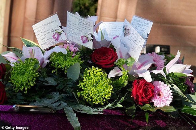 Розовый гроб Линды был устлан красивыми цветами и душевными посланиями.