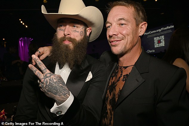 DJ Diplo, одетый в прозрачный черный сетчатый топ, обнял Post Malone во время вечеринки
