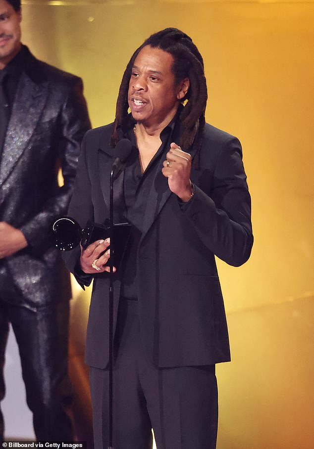В то время Jay-Z (на фото в прошлом году): 'Я не хочу смущать эту юную леди, но у нее больше 
