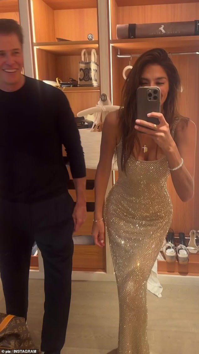 41-летняя певица продемонстрировала свое новое платье в Instagram - блестящее золотое платье стоит всего 350 долларов. На фото с мужем Патриком