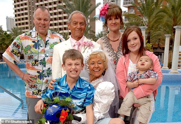 Оливер Стоукс, которому сейчас 25 лет, играл Майкла Гарви (на переднем плане) на протяжении первых семи серий ситкома ITV, а ведь ему было всего 10 лет, когда он впервые стал участником шоу.