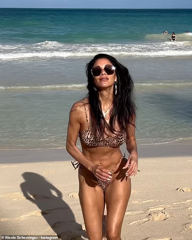 46-летняя бывшая Pussycat Doll выглядела невероятно в двухслойном бикини, когда она поделилась альбомом солнечных снимков в Instagram.