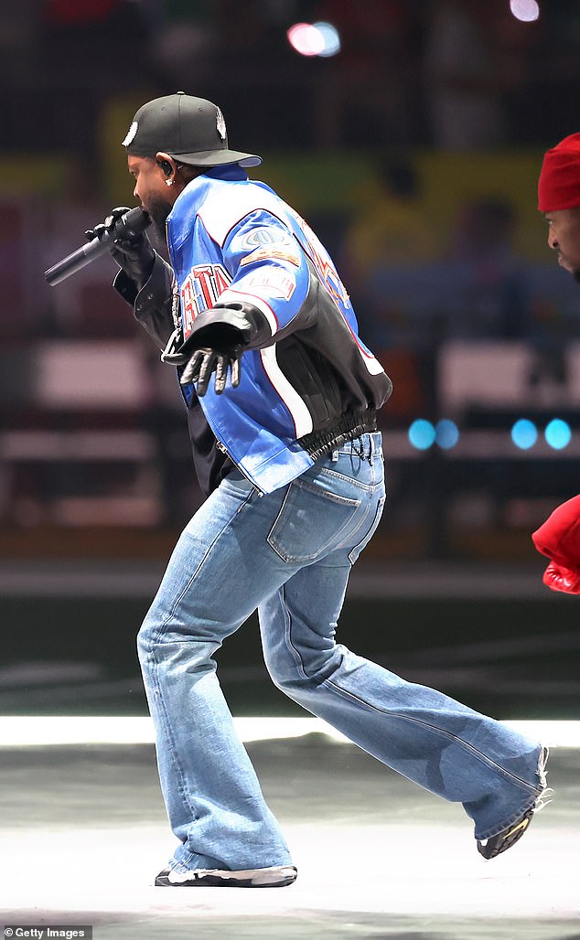 По словам инсайдера, беседовавшего с Page Six, женские джинсы 29 размера случайно оказались идеально подходящими 37-летнему рэперу, хотя обычно он носит 33 размер.