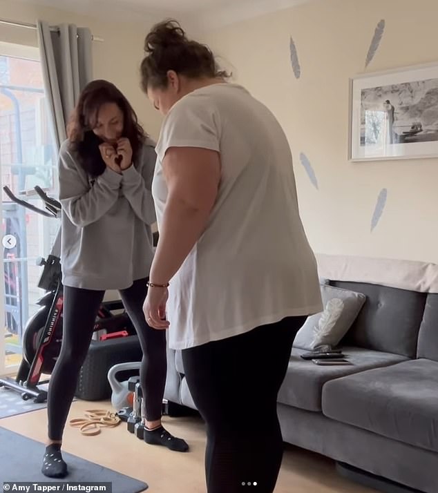 В клипе, опубликованном в рамках альбома, Эми рассказала о том, как она взвесилась на весах во время тренировки с подругой.