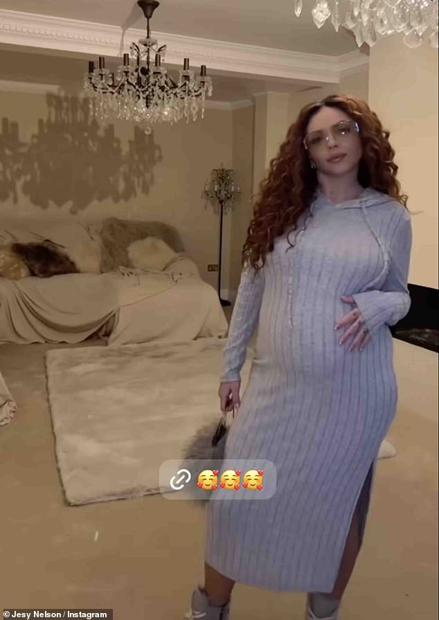 Бывшая звезда группы Little Mix выглядела блистательно в стильном сером платье-джемпере с длинными рукавами, разрезом на ноге и капюшоном.