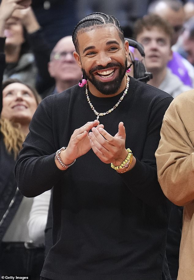В среду вечером хитмейкер God's Plan выступал на сцене Rod Laver Arena в Мельбурне, когда он выделил беременную зрительницу концерта Салли Сумайю, подарил ей 50 000 долларов и сообщил пол ее будущего ребенка.