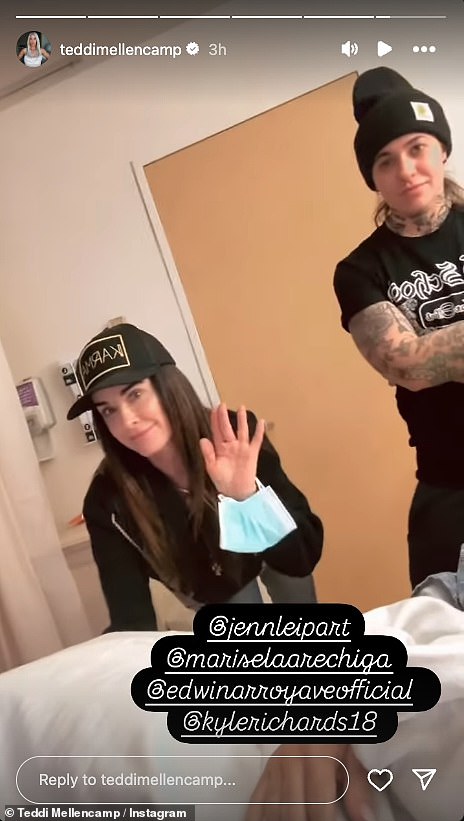 На прошлой неделе Тедди поделилась видео, на котором Уэйд и Ричардс в ее больничной палате готовятся к операции, которая пройдет всего через 10 минут.