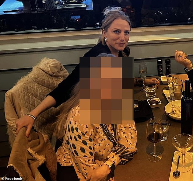 Дженнифер сделала несколько татуировок, в том числе с текстами песен Пола Маккартни и логотипом рок-группы Metallica (на фото Дженнифер с татуировками на руках)