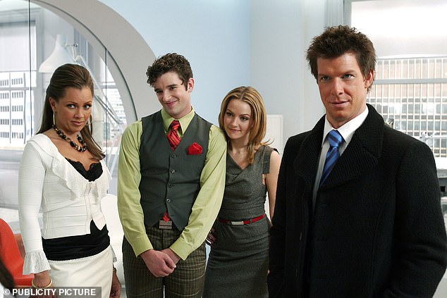 Сериал шел четыре сезона на канале ABC с 2006 по 2010 год, и хотя он был отменен из-за низких рейтингов, после выхода в эфир у него появились культовые поклонники; на фото слева направо Ванесса в роли Вильгельмины, Майкл Ури в роли Марка, Бекки Ньютон в роли Аманды и Эрик Мебиус в роли Дэниела