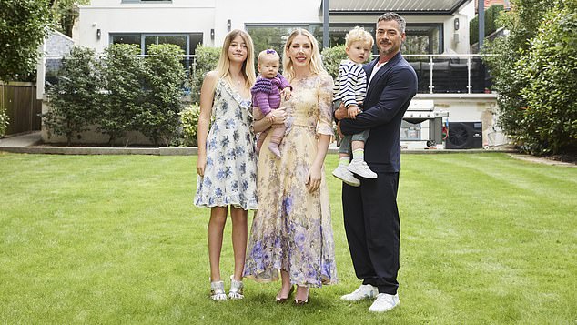 Кэтрин и Бобби снимаются в реалити-шоу At Home With Katherine Ryan вместе с детьми Фредом, трех лет, и Фенной, двух лет, а также дочерью комика Вайолет от предыдущего брака.
