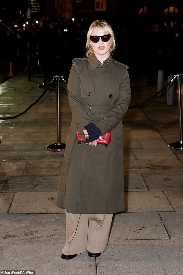 Анаис Галлахер на показе Burberry в Tate Britain