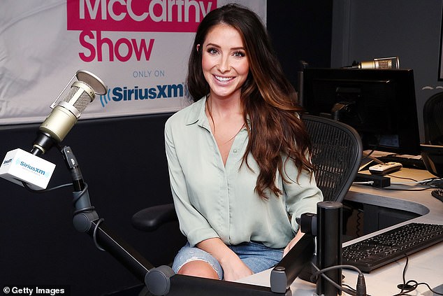 Бристоль на фото на шоу Дженни Маккарти в студии SiriusXM в 2018 году