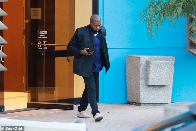 Йе (на фото покидает штаб-квартиру Yeezy в 2020 году) столкнулся с целым рядом судебных исков от бывших сотрудников, включая Мерфи Афисионадо, Лорен Пишиотта, Бенджамина Дешона Прово и Тревора Филлипса.