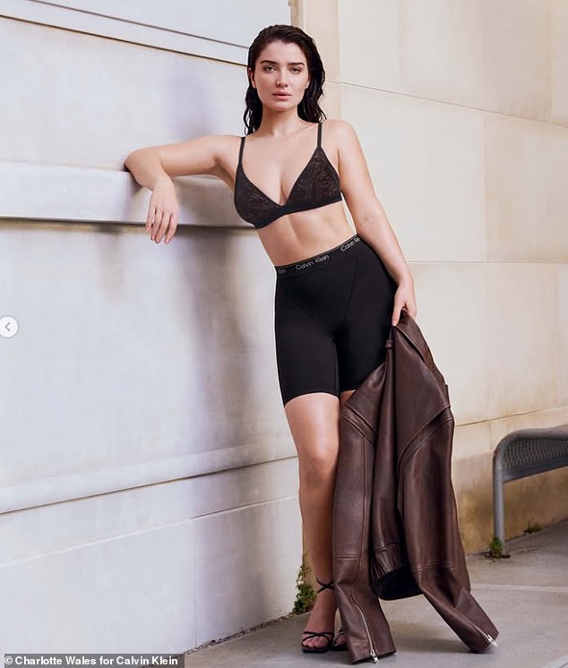 33-летняя актриса работает для бренда Calvin Klein Shapewear, который является новым ответвлением легендарного бренда.
